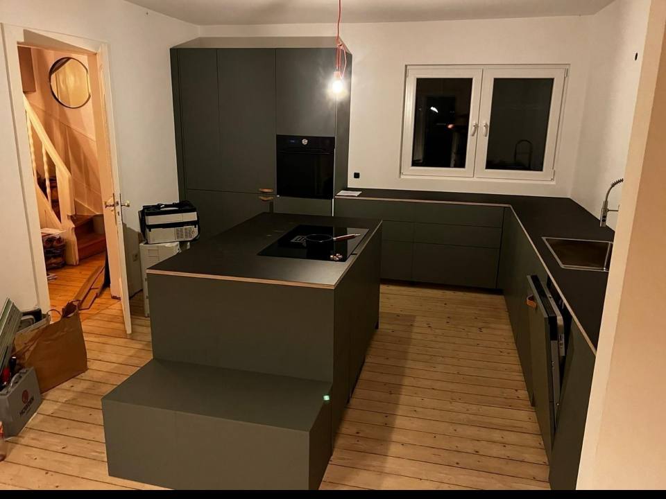 Küchenmontage in Aktion