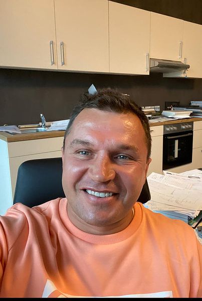 Oleg — Küchenmonteur Hamburg — im Büro