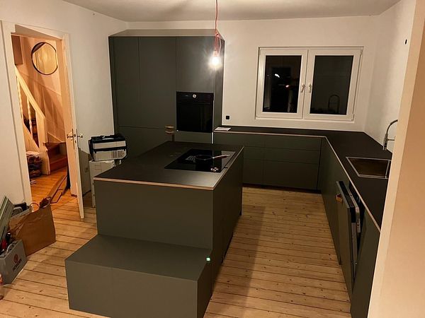 Moderne U-Form Küche in Dunkelgrün — fertig montiert in Hamburg