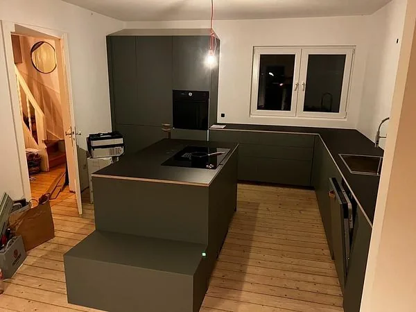 Moderne U-Form Küche in Dunkelgrün — fertig montiert in Hamburg