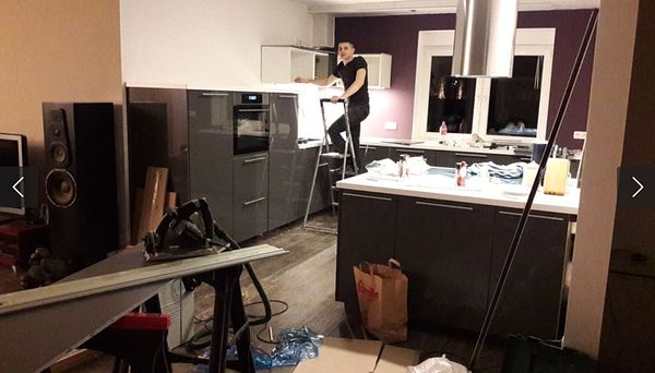 Küchenmontage in Arbeit — Oberschränke montieren