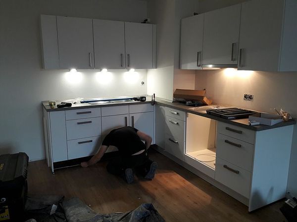 L-Form Küche Montage — Unterschränke einbauen