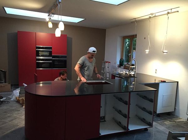 Rote Designer-Küche mit Kochinsel — Montage in Arbeit