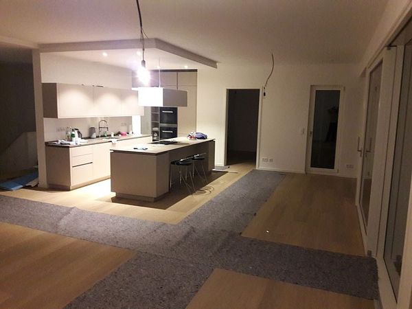 Moderne Küche mit Kochinsel — fertig montiert in Hamburg