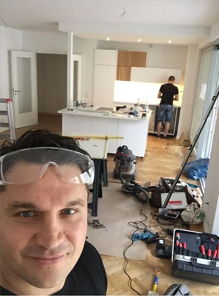 Küchenmontage-Team bei der Arbeit — Selfie auf der Baustelle