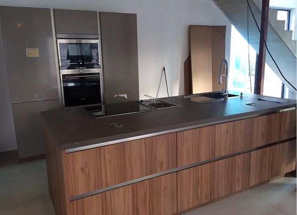 Hochwertige Küche mit Holzoptik und Kochinsel — fertig montiert