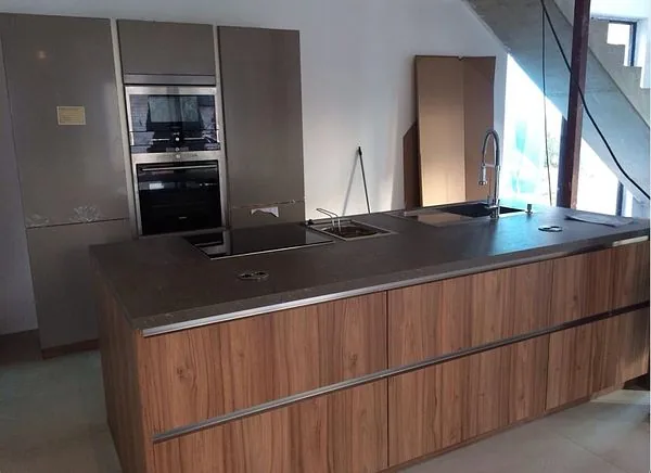 Hochwertige Küche mit Holzoptik und Kochinsel — fertig montiert