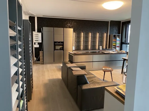 Showroom mit moderner grauer Küche — Küchenplanung Hamburg