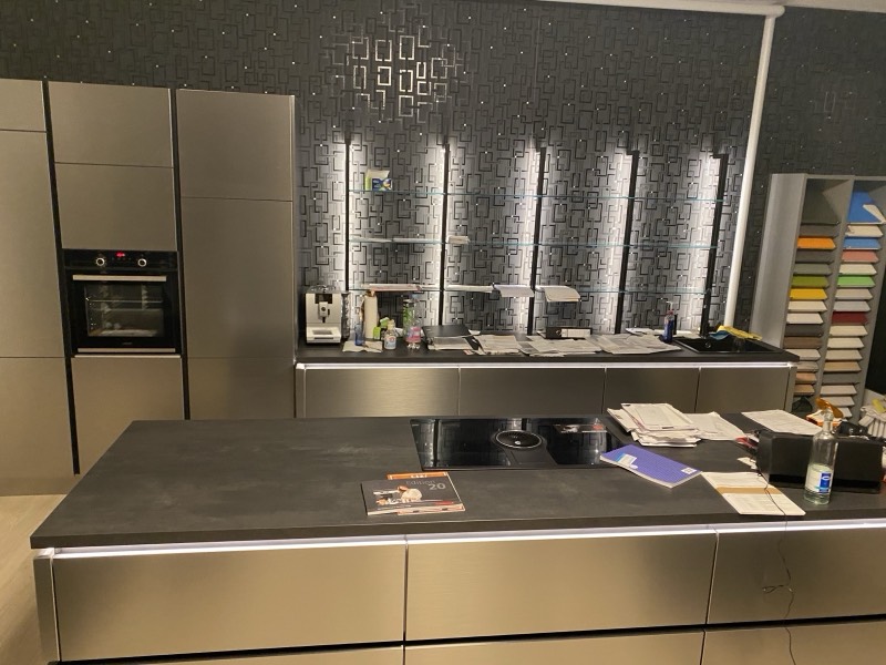 Moderne Ausstellungsküche mit Kochinsel und Induktionsfeld — Showroom Hamburg