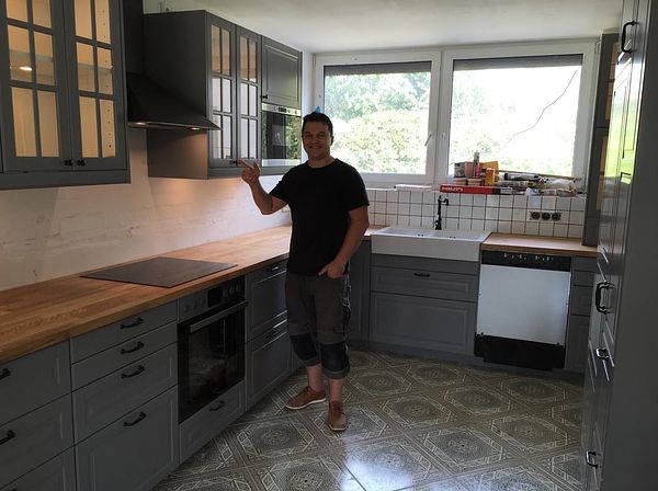 Küchenmonteur auf der Baustelle — fertige Küche