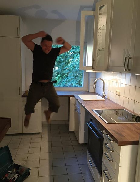 Oleg in fertiger grauer IKEA-Küche — Küchenmontage Hamburg