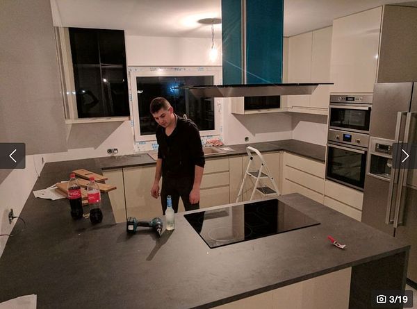 Freude nach Küchenmontage — Sprung in fertiger Küche