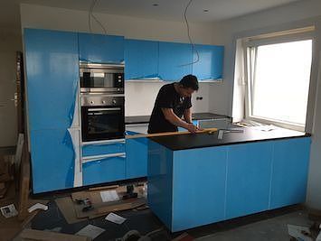 Küchenmontage — Schutzfolie entfernen, blaue Fronten