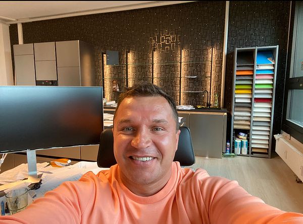 Oleg im Büro — Küchenplanung und Beratung