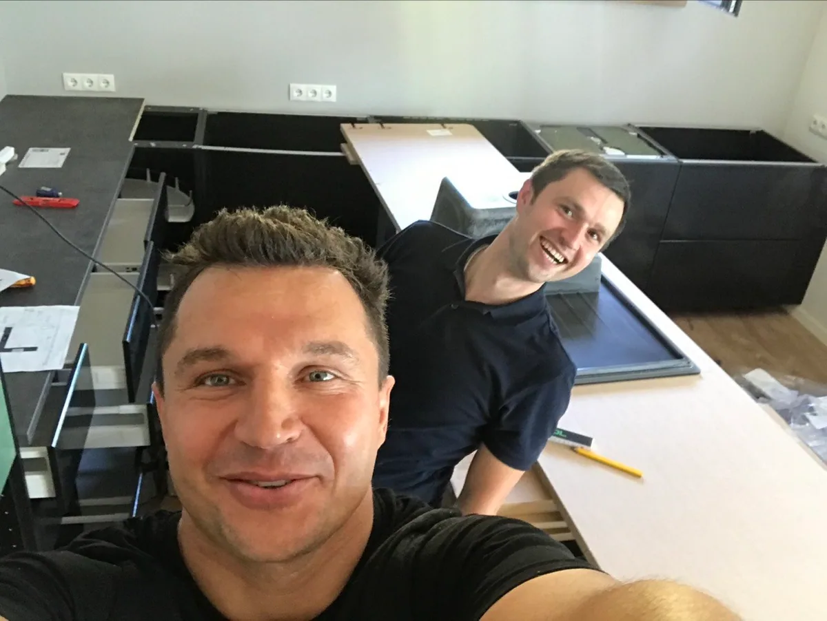 Montageteam bei einem Küchenaufbau im Hamburger Umland