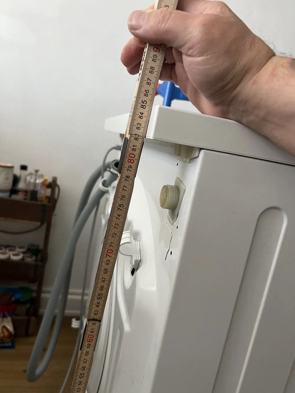 Kontrollmessung an der Rueckseite derselben Waschmaschine, auch hier liegt die Oberkante bei 82 Zentimetern