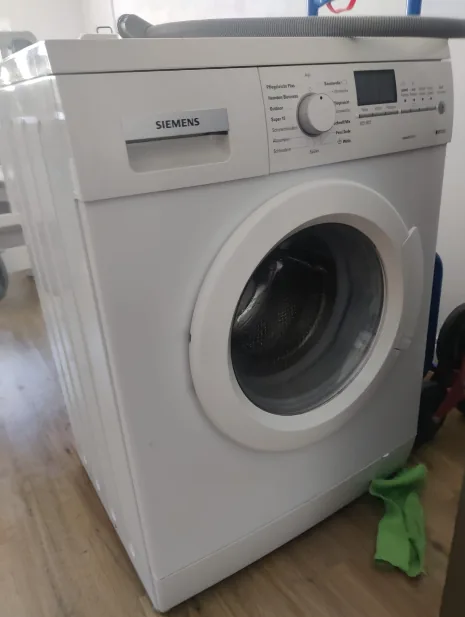 Freistehender Siemens Frontlader in einer Hamburger Wohnung, vor dem Unterbau unter die Arbeitsplatte aufgestellt