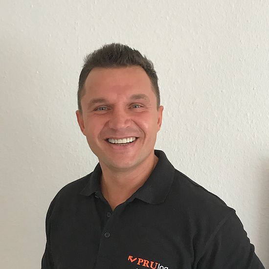 Oleg — Ihr Küchenmonteur in Hamburg mit 18 Jahren Erfahrung